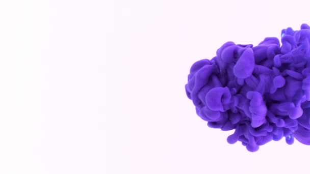 Violet inkt reageren in water creëren abstracte achtergrond. — Stockvideo