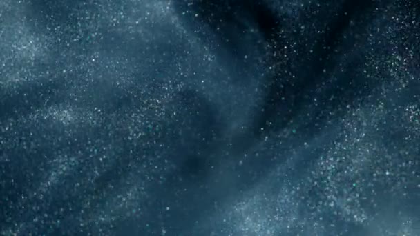 Серебряные чернила в воде Краска упала, реагируя, создавая абстрактные образования облаков и метаморфозы на черном. Искусство. Медленное движение. 4k — стоковое видео