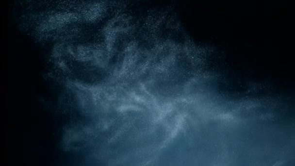 Inchiostro argento in acqua Vernice caduta, reagendo, creando formazioni nuvolose astratte e metamorfosi sul nero. Sfondi artistici. Al rallentatore. 4k — Video Stock