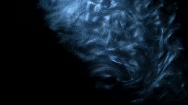 Inchiostro argento in acqua Vernice caduta, reagendo, creando formazioni nuvolose astratte e metamorfosi sul nero. Sfondi artistici. Al rallentatore. 4k — Video Stock