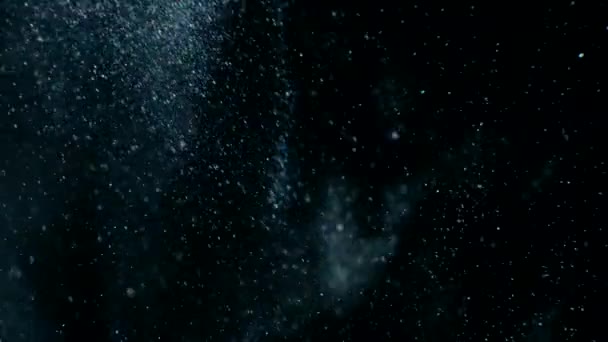 Срібне чорнило у воді Фарба впала, реагуючи, створюючи абстрактні хмарні утворення та метаморфози на чорному. Мистецькі твори. Повільний рух. 4k — стокове відео