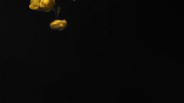 Altın glitter mürekkep siyah su altında portakallı. Soyut bulut formasyonları oluşturma suya tepki sarı boya renk. Geçişler, projelere eklendi olarak kullanılabilir