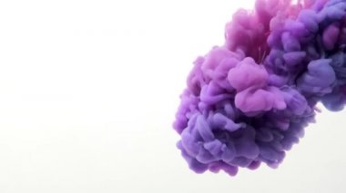 Mavi ve kırmızı mürekkep birlikte saf beyaz bir arka plan üzerinde karıştırma. Projelerinizde beyaz arka planı silmek için luma mat veya katmanı aktarım modlarını yerleştirmek için fantastik doku.