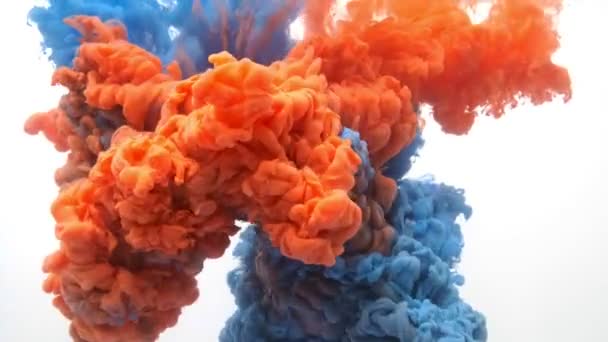 Zeitlupenaufnahme von blauem und orangefarbenem Tintenwasser, aufgenommen mit 4k-Kamera. — Stockvideo