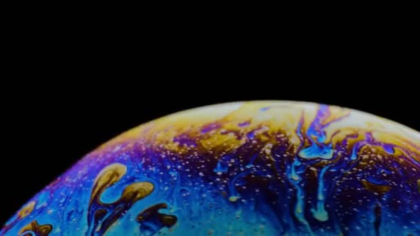 Iris multicolore d'une bulle de savon en mouvement. fond noir . — Video