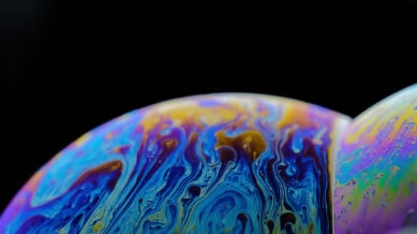 Makro z SOAP bubliny vytváří barevné a černé pozadí. — Stock video