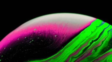 Bir sabun köpüğü makro çekim renkli ve siyah arka plan oluşturur