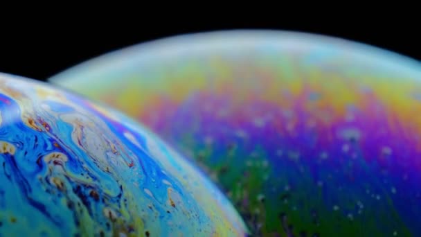 Makrobild av en tvål bubbla skapar en färgglad och svart bakgrund — Stockvideo