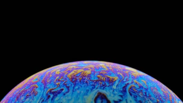 Iride multicolore di una bolla di sapone in movimento. sfondo nero . — Video Stock