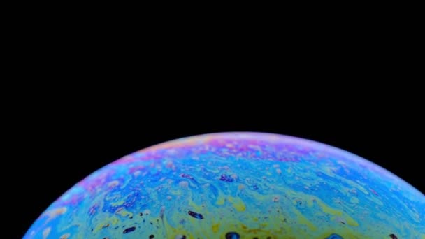 Iride multicolore di una bolla di sapone in movimento. sfondo nero . — Video Stock