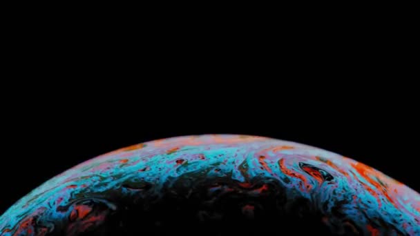 Макро знімок мильної бульбашки створює барвистий і чорний фон — стокове відео