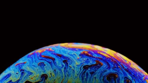 Oberflächenluftblase schließen, Wirkung von Chemikalien, Temperatur und Wasser. Wetter auf der Erde simulieren. — Stockvideo