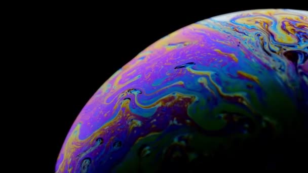 Bolla di sapone arcobaleno su sfondo scuro. Primo piano della superficie colorata — Video Stock