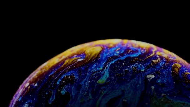 Makro-Seifenblase mit Spülmittel hergestellt. abstrakte Farbe — Stockvideo