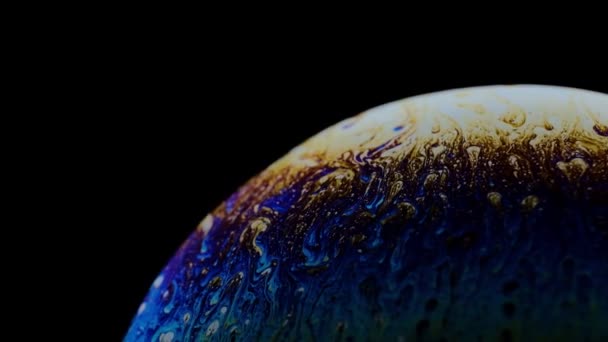 Makro-Seifenblase mit Spülmittel hergestellt. abstrakte Farbe — Stockvideo