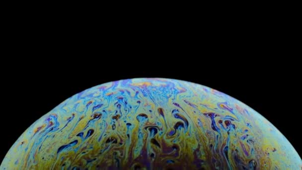 Prostor virtuální reality s abstraktní vícebarevnou psychedelickou planetou. Closeup mýdlo bublina jako cizí planety na černém pozadí. — Stock video