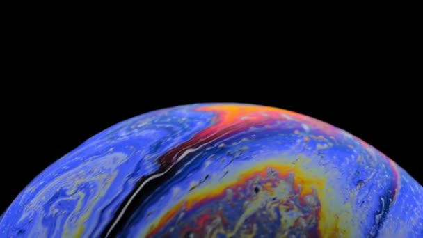 Bunte Regenbogenfarben einer einzigen Seifenblase, die aussieht wie ein Fantasie-Planet isoliert vor schwarzem Hintergrund — Stockvideo