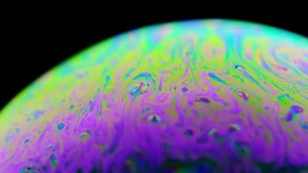 Bolla di sapone arcobaleno su sfondo scuro. Primo piano della superficie colorata — Video Stock