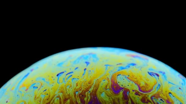 Virtuell verklighetsrymd med abstrakt flerfärgad psykedelisk planet. Närbild Tvål bubbla som en främmande planet på svart bakgrund. — Stockvideo