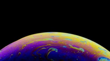 Soyut çok renkli psikedelik gezegenli sanal gerçeklik uzayı. Siyah arka planda yabancı bir gezegen gibi yakın plan sabun köpüğü.