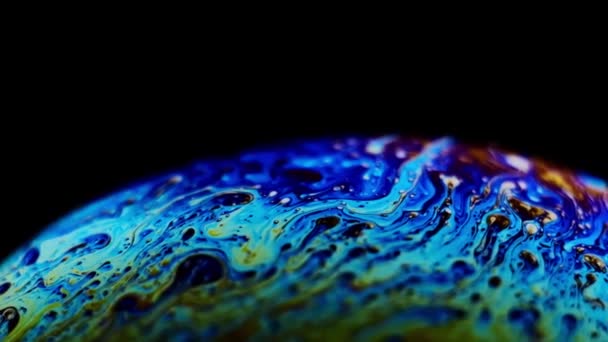 Πολύχρωμα χρώματα ουράνιου τόξου μιας μονής σαπουνιού που μοιάζει με έναν φανταστικό πλανήτη που απομονώνεται σε μαύρο φόντο — Αρχείο Βίντεο