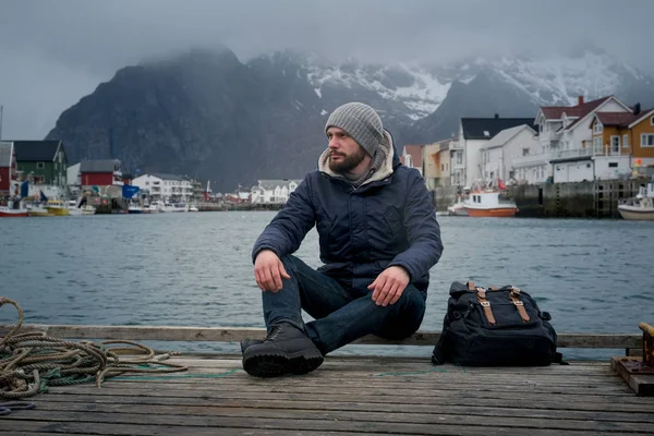 Lähikuva muotokuva vakava mies Norja laituri, tausta vene — kuvapankkivalokuva