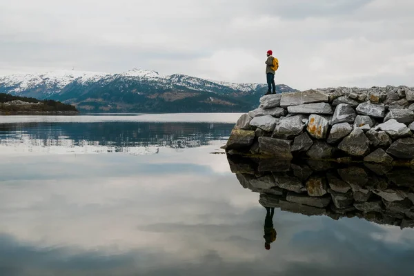 Matka ja seikkailu tausta, retkeilijä reppu nauttia maiseman Lofoten, Norja — kuvapankkivalokuva