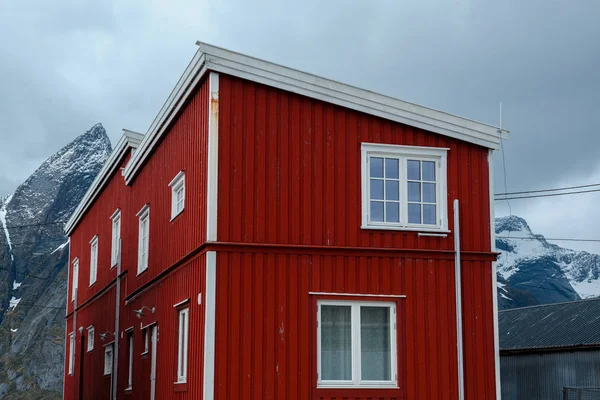Cabanas de pesca típicos rorbu vermelho com telhado sod em ilhas Lofoten na Noruega — Fotografia de Stock