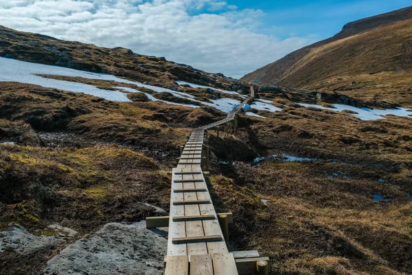 Trilha de caminhadas e paisagem alpina da Noruega — Fotografia de Stock