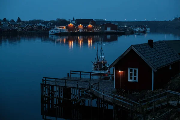 Norge rorbuhus og fjell over fjordlandskapet - skandinavisk reisemål - Lofoten. Nattlige landskap . – stockfoto