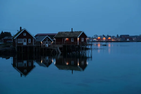 Norja rorbu talot ja vuoret kiviä vuono maisema skandaali matkustaa näkymä Lofoten saarille. Yömaisema . — kuvapankkivalokuva