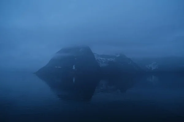 Norwegen rorbu Häuser und Landschaft skandinavischen Reise Blick auf lofoten Inseln. Nachtlandschaft. — Stockfoto