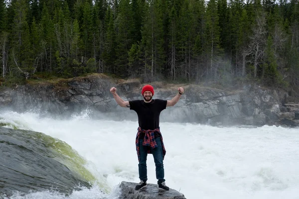 Nuori mies vaellus ulkona Lifestyle Travel selviytymisen käsite joki ja kivinen vuoret taustalla — kuvapankkivalokuva