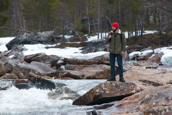 Nuori mies vaellus ulkona Lifestyle Travel selviytymisen käsite joki ja kivinen vuoret taustalla tekijänoikeusvapaita valokuvia kuvapankista