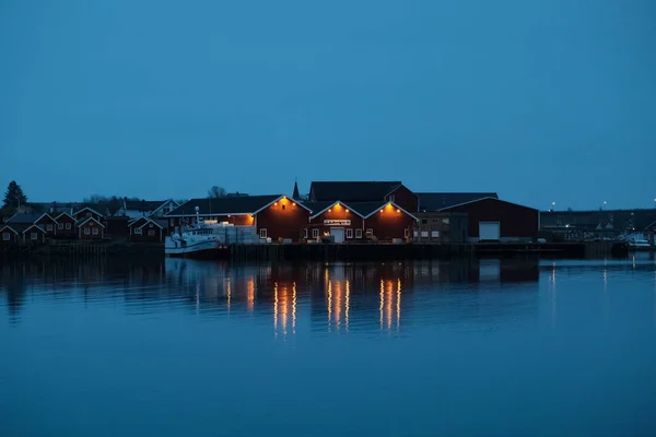 Norge rorbuhus og fjell over fjordlandskapet - skandinavisk reisemål - Lofoten. Nattlige landskap . royaltyfrie gratis stockbilder