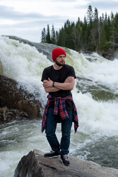 Nuori mies vaellus ulkona Lifestyle Travel selviytymisen käsite joki ja kivinen vuoret taustalla kuvapankkikuva