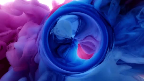 Rotolamento dell'acqua dell'inchiostro. Origine dell'universo. Blu movimento cerchio viola . — Video Stock