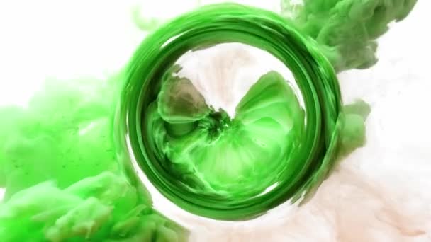 Mezcla de pintura acrílica verde azul. Flujo de círculo de humo abstracto. fondo blanco — Vídeos de Stock