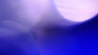 Mavi parıltılı ışıklar, odaklanmış ışık yansımaları döngüsel bokeh arkaplan