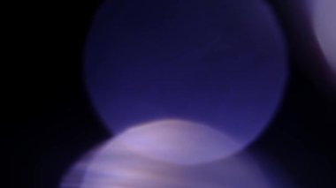 Mavi parıltılı ışıklar, odaklanmış ışık yansımaları döngüsel bokeh arkaplan