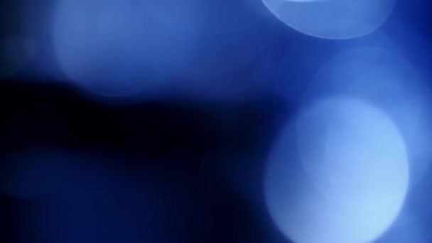 Mavi parıltılı ışıklar, odaklanmış ışık yansımaları döngüsel bokeh arkaplan — Stok video