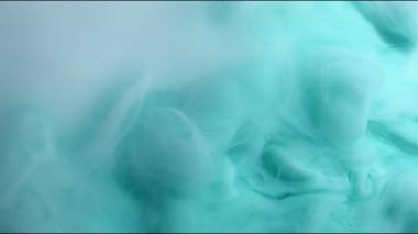 Turkuaz ve beyaz mürekkep suya karıştırılır. Akıcı ve organik görünüm gerektiren arkaplan ya da örtüler için kullan.