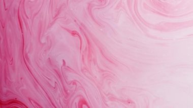 Renkli Pembe ve Beyaz Boya İplikleri ve Damlalar Suda Karışıyor. Mürekkep fırıl fırıl dönüyor. Su altında.