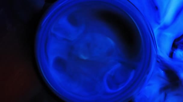 Encre colorée bleue et réaction liquide de peinture. fond abstrait — Video