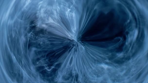 Голубая краска капает, смешиваясь в медленном движении воды. Цветной абстрактный фон — стоковое видео
