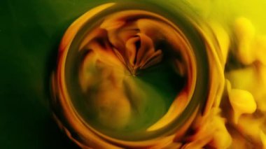 Sarı soyut mürekkep arkaplanı. sıvı yağ boyası. hareket halindeki doku