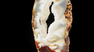 Kuvars ile Akik. Akik siyah arkaplanda kendi ekseni etrafında döner.