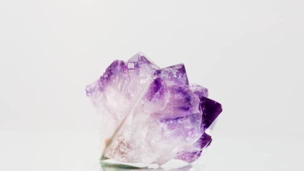 Girando a la perfección un mineral púrpura Amatista en frente de fondo blanco . — Vídeo de stock