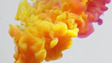 Kırmızı sarı boyalar suyu karıştırır. beyaz arkaplan