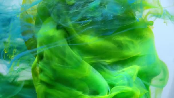 4K 영상. 물을 주입 합니다. 추상적 인 배경을 만들어 내는 물 속에서 반응하는 녹색 잉크 — 비디오